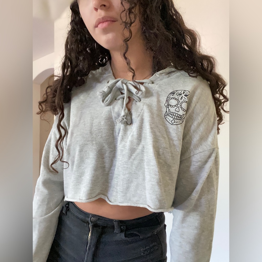 Oversized cropped grey hoodie with a skeleton drawing